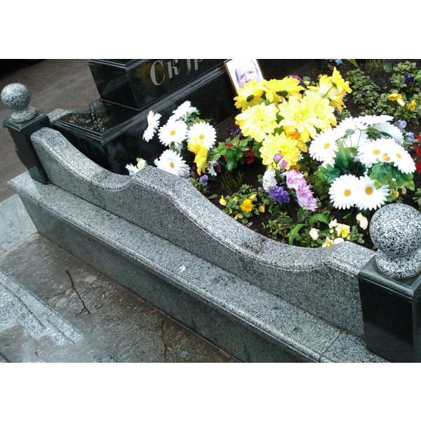 Комбинированный цоколь на могиле из Покостовского гранита