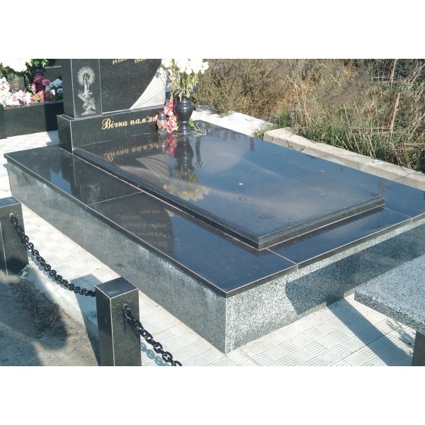 Надгробная плита на облицованном цоколе гранитной плиткой