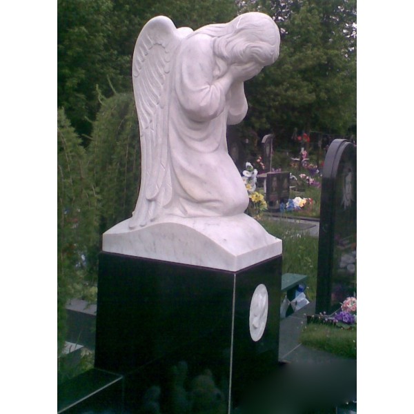 Скульптура на кладбище 