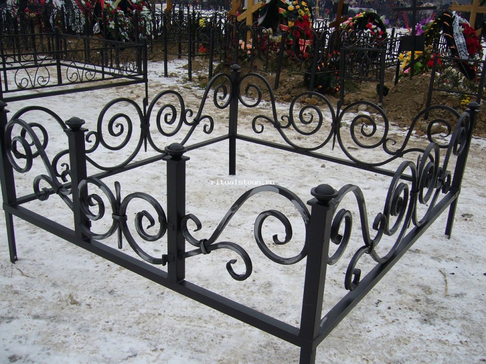 Ограда на кладбище Пика
