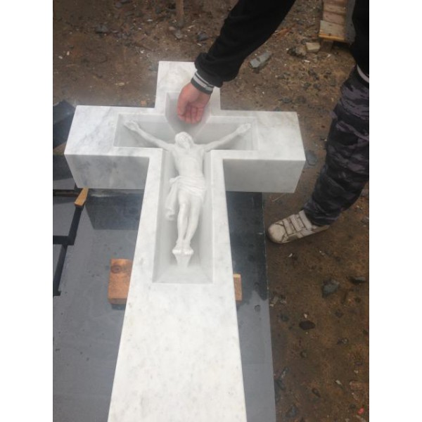 Мраморный крест на могилу с барельефом фигуры Христа