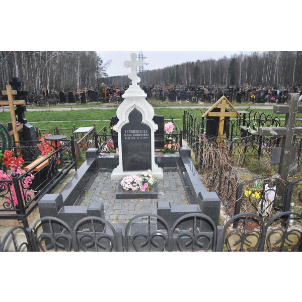 Часовня на могилу из Мансуровского гранита