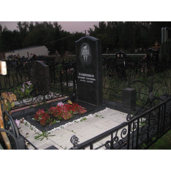 Памятник на могиле Кувшинникова