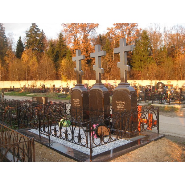 Три голгофы с крестами на Перепечинском кладбище
