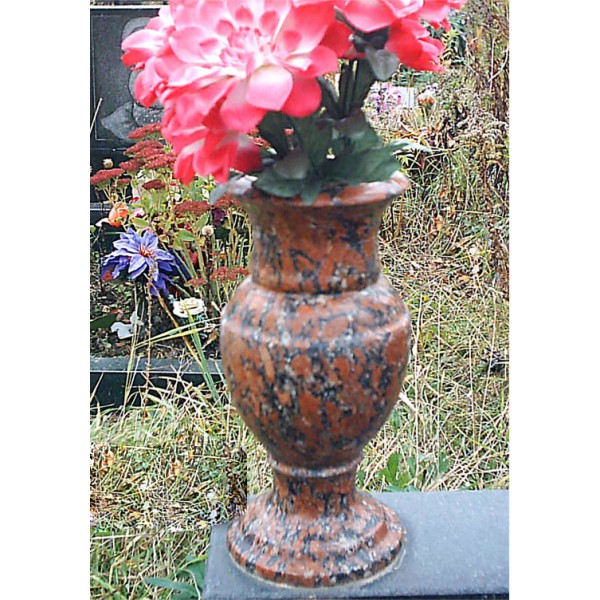 Гранитная ритуальная ваза из Капустинского гранита