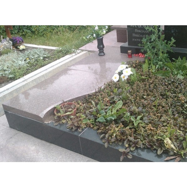 Мемориал с использованием целых гранитных балок по периметру захоронения
