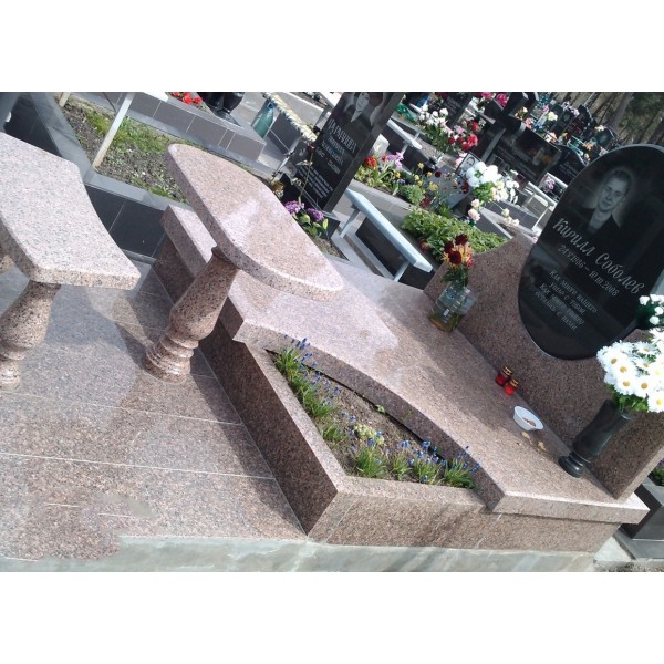 Мемориал с надгробной плитой и вырезом под клумбу
