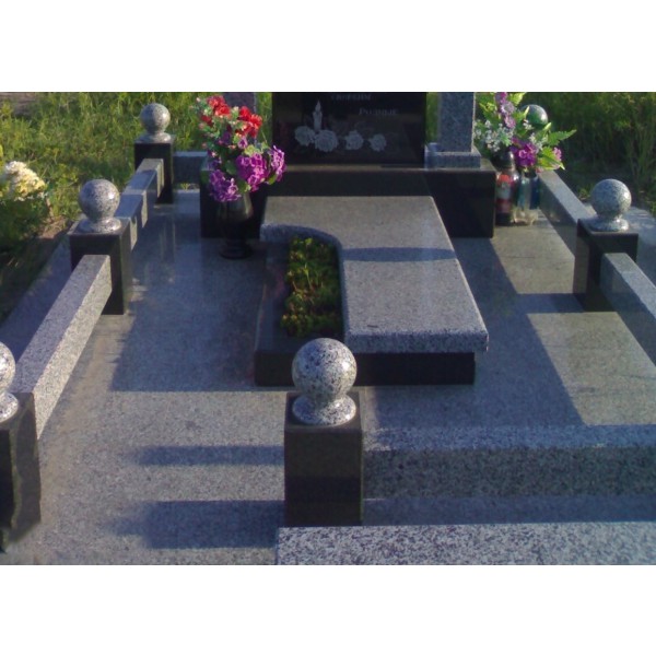 Мемориал из гранита с висящим комбинированным цоколем и надгробной плитой