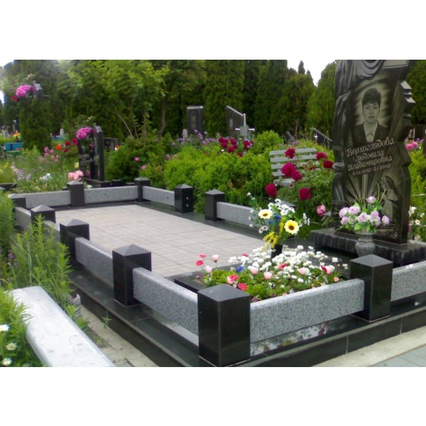 Мансуровский висящий гранитный цоколь на могиле с черными столбами