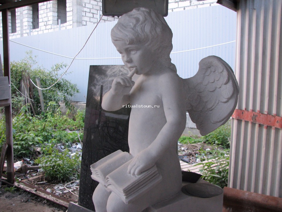 Ангел из мрамора с книгой