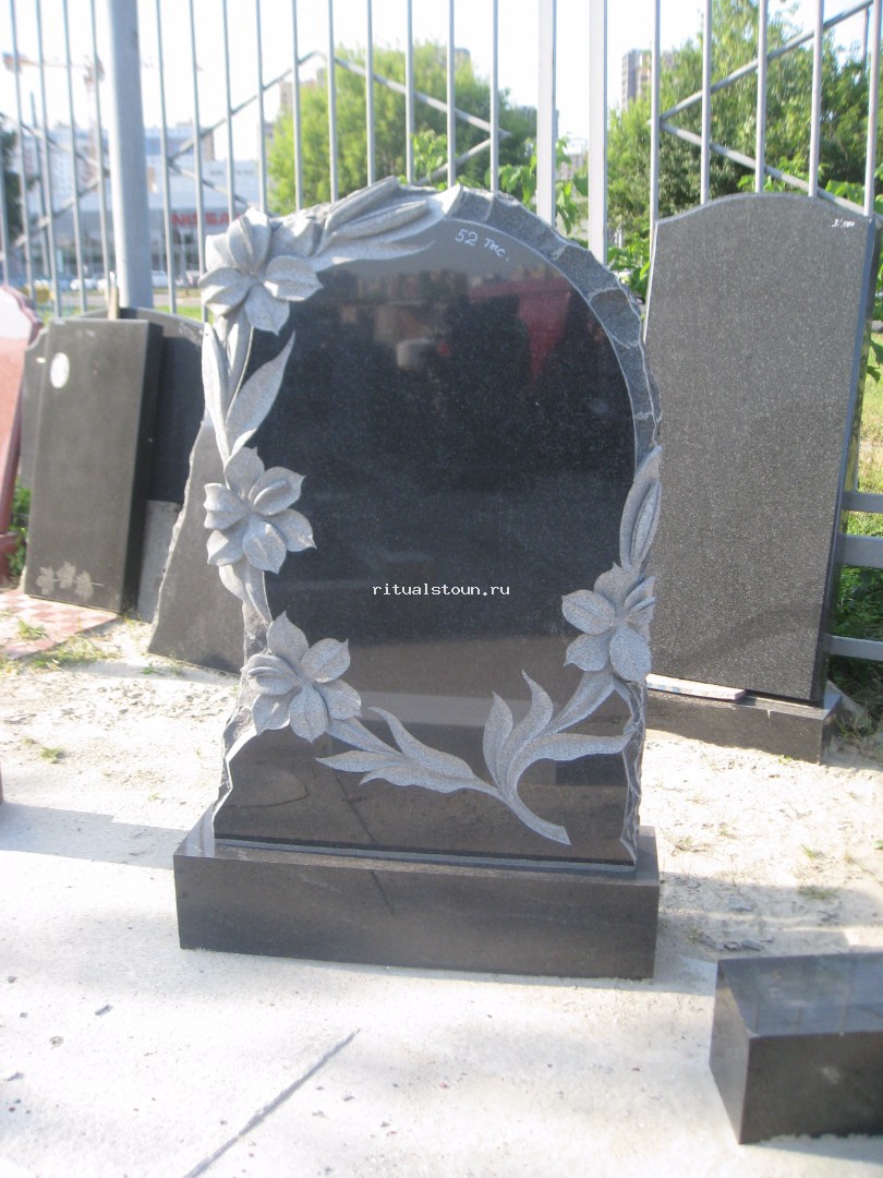 Памятник с Лилииями из граниита