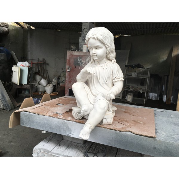Мраморная скульптура ребенку