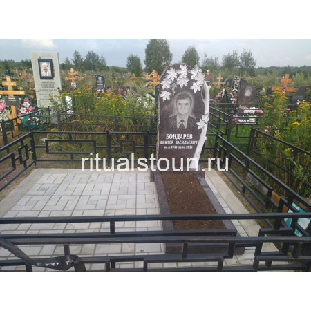 Резной памятник Бондареву Виктору Васильевичу на Ново-Богородском кладбище