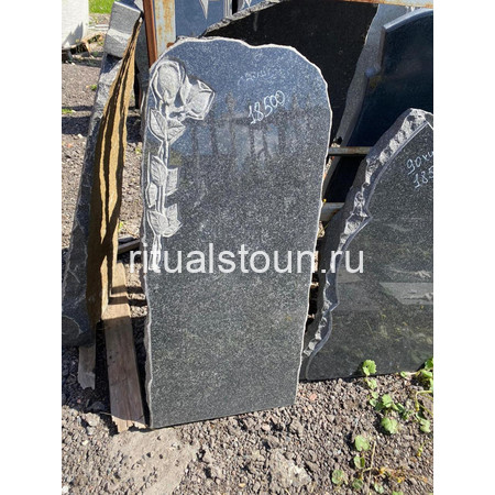 Памятник с двумя розами