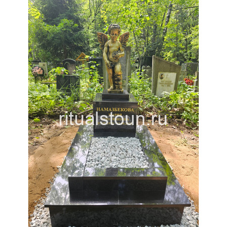 Памятник со скульптурой ангела на праховом участке Николо-Архангельского кладбища Памятник со скульптурой ангела на праховом участке Николо-Архангельского кладбища