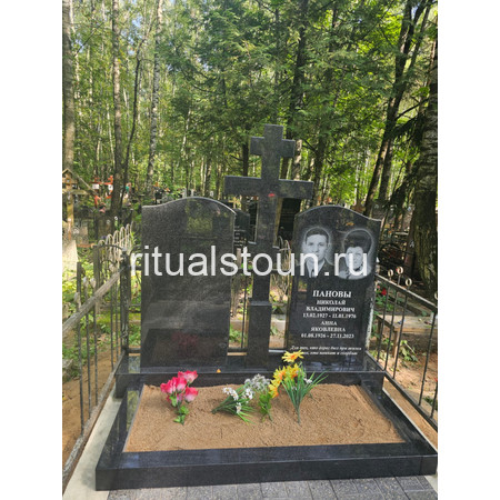 Семейный памятник на двоих с православным крестом на Николо-Архангельском кладбище