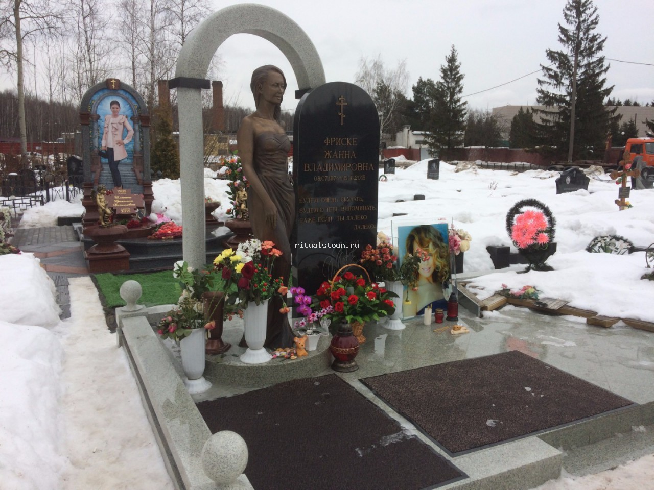 Памятники на николо архангельском кладбище. Могила Жанны Фриске на Николо Архангельском кладбище.