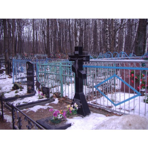 Памятники гольяновского кладбища.
