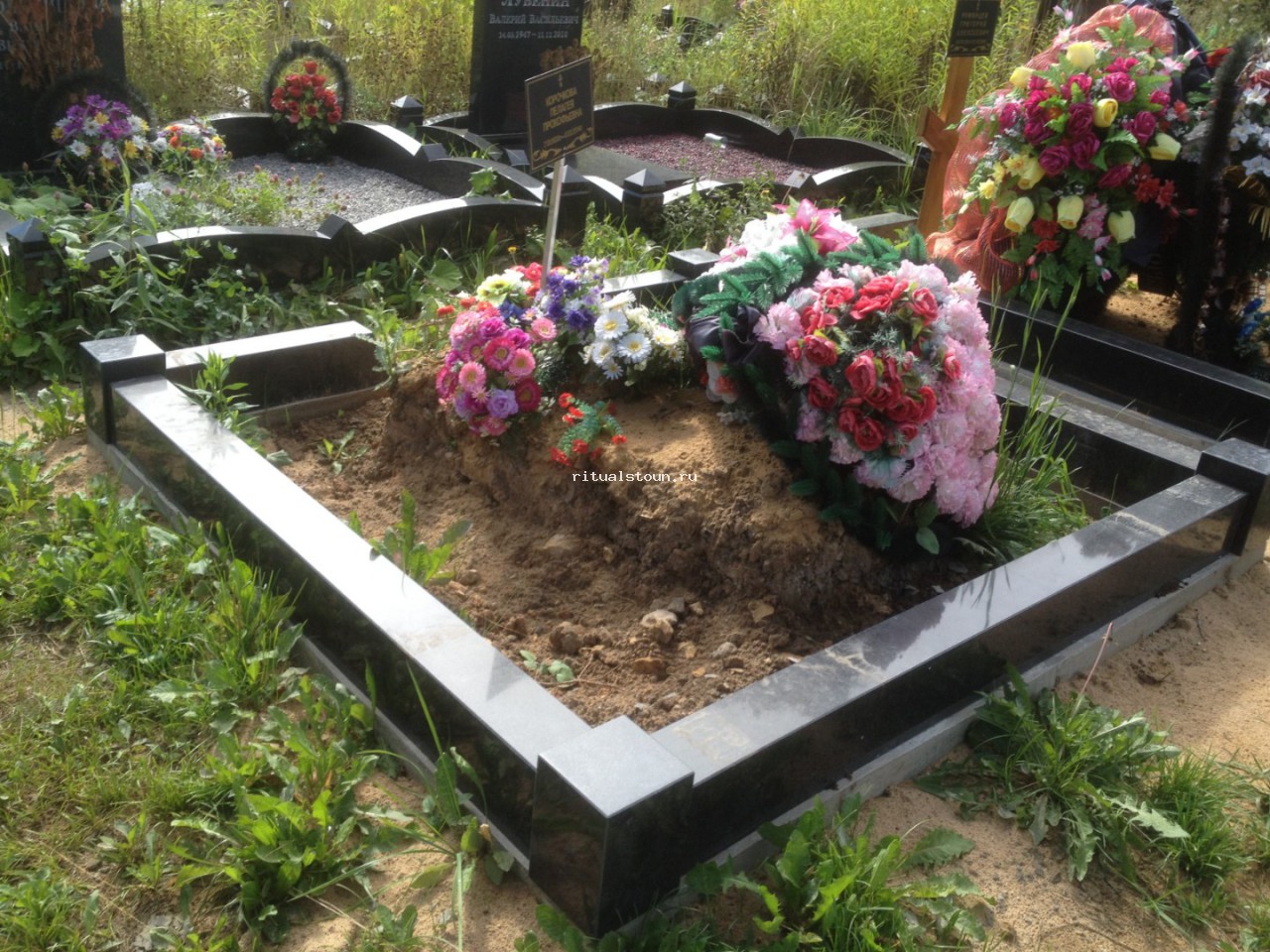 Какие цветы следует класть на могилу? | Аргументы и Факты