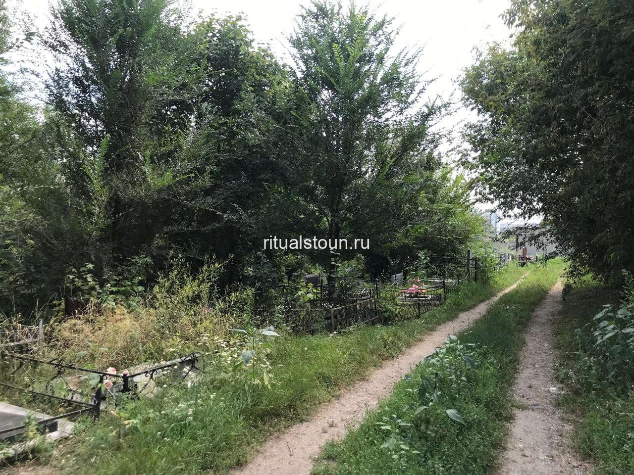 Территория кладбища